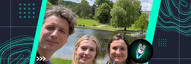 Tommi Gutscher, Vanessa Walter und Roxanne Josefus machen ein Selfie vor dem Teich im Bürgerpark Bielefeld – entspannte Atmosphäre am Rande der CXI-Konferenz 2025.