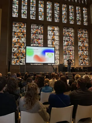 Bild der Bühne bei der ADC Digital Conference mit einem Speaker von Call A Pet.