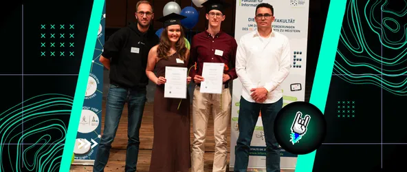 Marvin Wefers und Marcello Bauer von 9elements übergeben den beiden Master-Absolvent:innen ihre Urkunden bei der akademischen Feier der RUB.