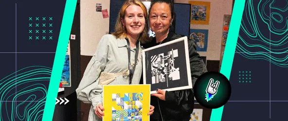 Roxy von 9elements und Mitra Kassai stehen gemeinsam bei der Millerntor Gallery 12, beide lächeln in die Kamera und halten gerahmte Artifaction-Kunstwerke in den Händen. Roxy präsentiert ein buntes Bild mit gelbem Rahmen, Mitra ein schwarz-weißes Motiv. Der Moment zeigt die Verbundenheit im Rahmen des sozialen Kunstprojekts bei dem interaktiven Festival im Millerntor-Stadion.