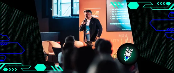 Daniel Nierhauve auf der Bühne des Big Bang KI Festivals mit einem Mikrofon in der Hand.