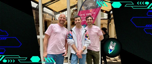 Das dreiköpfige 9elements Team lächelt gemeinsam in die Kamera, im Hintergrund ist die Flagge des CSS Café 2025 zu sehen.