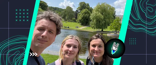 Tommi Gutscher, Vanessa Walter und Roxanne Josefus machen ein Selfie vor dem Teich im Bürgerpark Bielefeld – entspannte Atmosphäre am Rande der CXI-Konferenz 2025.