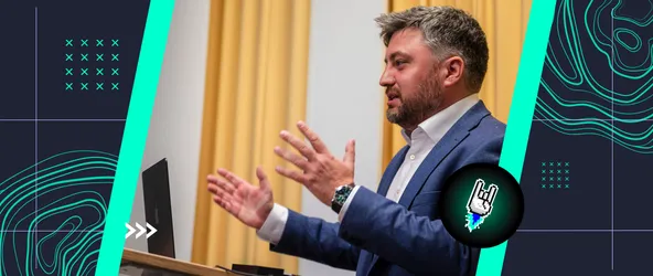 Daniel Nierhauve spricht gestikulierend während seines Vortrags beim 10xd-Event am Tegernsee; er trägt ein blaues Sakko und steht vor gelbem Vorhang an einem Rednerpult.