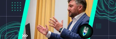 Daniel Nierhauve spricht gestikulierend während seines Vortrags beim 10xd-Event am Tegernsee; er trägt ein blaues Sakko und steht vor gelbem Vorhang an einem Rednerpult.