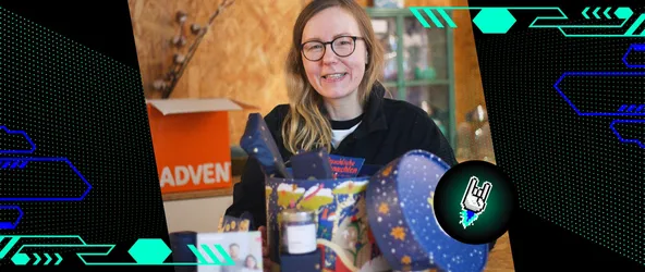 makery.care-Gründerin Justine Spalik mit dem Adventsome-Adventskalender 2025.