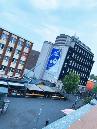 Das große Werbebanner für das OSFC 2024 wird im Bermuda3eck in Bochum gehisst.