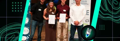 Marvin Wefers und Marcello Bauer von 9elements übergeben den beiden Master-Absolvent:innen ihre Urkunden bei der akademischen Feier der RUB.